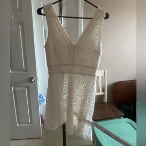 Great condition! Francesca’s slightly off white dress. Size Small